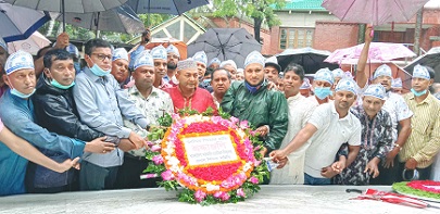বঙ্গবন্ধুর সমাধিতে প্রাথমিক বিদ্যালয় শিক্ষক সমিতির শ্রদ্ধা