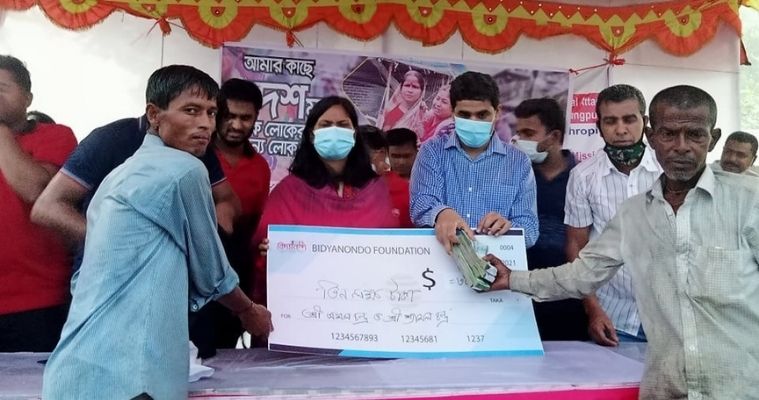 পীরগঞ্জে ক্ষতিগ্রস্তদের ৩১ লাখ টাকা সহায়তা বিদ্যানন্দের