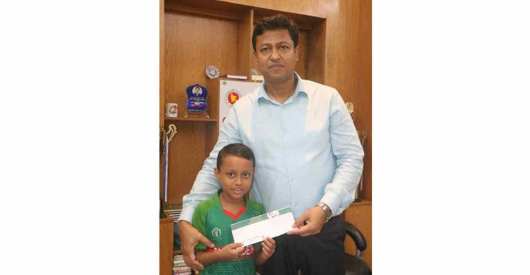 ভাইরাল হওয়া সেই খুদে বোলারের দায়িত্ব নিলেন ডিসি