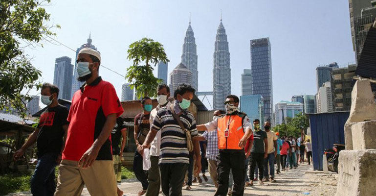 বিদেশি শ্রমিকদের ওপর নিষেধাজ্ঞা তুলে নিচ্ছে মালয়েশিয়া