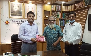 ফরিদপুরে  বিদায়ী নির্বাহী কর্মকর্তাকে একজন মুক্তিযোদ্বার রনাঙ্গনের স্মৃতি উপহার