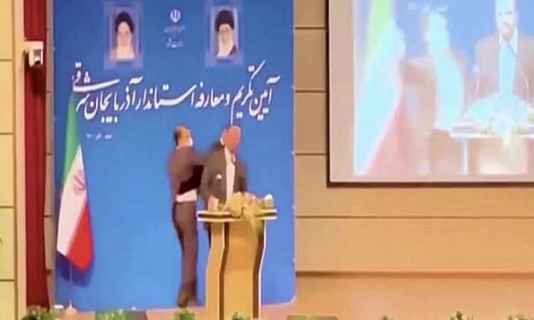 ইরানে গভর্নরের গালে দর্শকের চড়