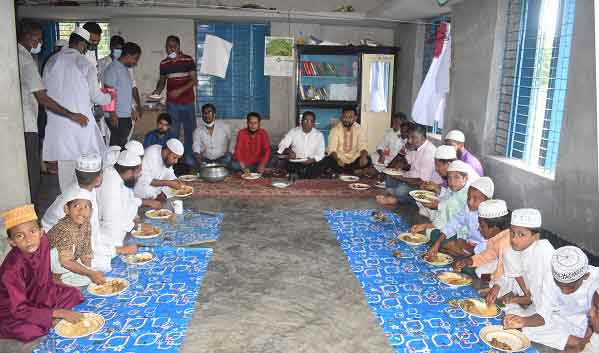 পাবনায় এতিম ও নিম্ন আয়ের মানুষের মাঝে খাবার বিতরণ করলেন ইঞ্জি. রুহুল আমিন