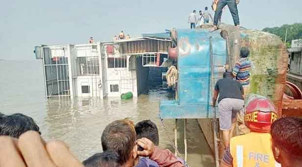 পাটুরিয়া ঘাটে যানবাহনসহ ফেরি ডুবলো