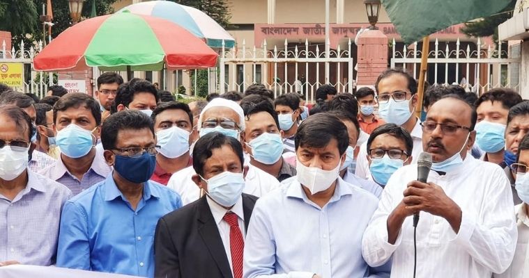 সাম্প্রদায়িক হামলার বিরুদ্ধে রাস্তায় চিকিৎসকরা