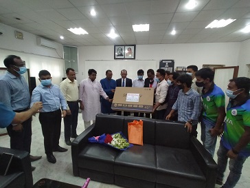 চিলিস পরিবারের পক্ষ থেকে রাবিসাসকে স্মার্ট টিভি উপহার