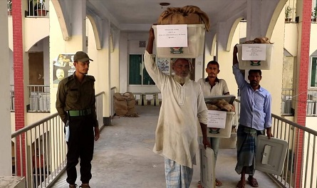 নোয়াখালীতে ১৪ ইউপিতে নির্বাচনের সরঞ্জাম বিতরণ ও আইনশৃঙ্খলা বিফ্রিং