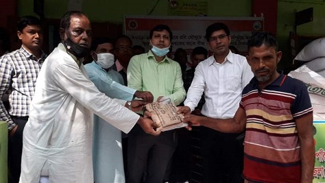 রাজীবপুরে কৃষকদের মাঝে বিনামূল্যে সার ও বীজ বিতরণ