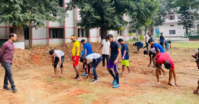 অপরিচ্ছন্ন খেলার মাঠ পরিস্কার করলো ছাত্রলীগ