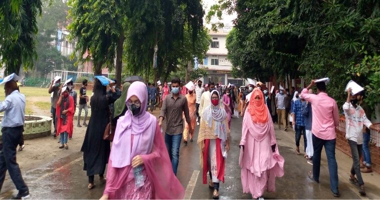বৃষ্টির মধ্যে স্বস্তির ভর্তি পরীক্ষা