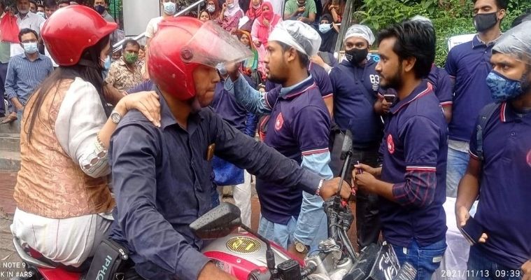ভর্তি পরীক্ষার্থীকে সঠিক কেন্দ্রে পৌঁছে দিলো তিতুমীরের ছাত্র অধিকার পরিষদ