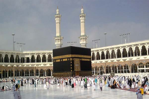 কাবা প্রাঙ্গণে মুসল্লিদের সেবায় বাংলাসহ ১১ ভাষায় উত্তর দেবে রোবট