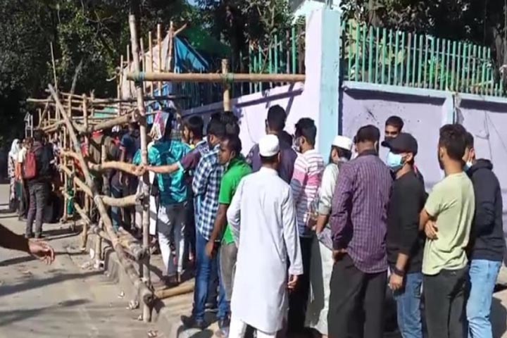 বাংলাদেশ-পাকিস্তান ম্যাচের টিকিট পেতে উপচেপড়া ভিড়