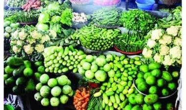 ভরা মৌসুমেও ক্রেতার নাগালে আসছে না সবজি
