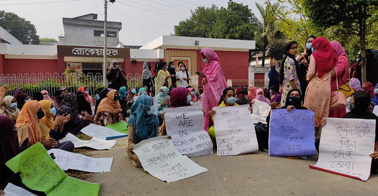 এবার দশ দফা দাবিতে রাবির রোকেয়া হলের ছাত্রীদের অবস্থান