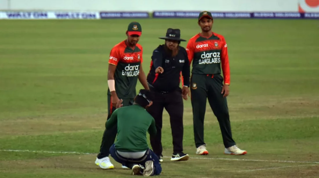 মুস্তাফিজকে ছুঁতে লোহার শেকল টপকে মাঠে দর্শক