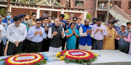 বঙ্গবন্ধুর সমাধিতে দূর্যোগ ও ত্রান প্রতিমন্ত্রীর শ্রদ্ধা