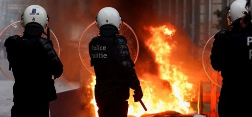 নতুন করে বিধিনিষেধ, ক্ষোভে ফেটে পড়ছে ইউরোপবাসী