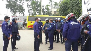 নাটোরে জেলা প্রশাসক চত্তরে পুলিশ ও আ'লীগের অবস্থান,স্মারকলিপি দেয়নি বিএনপি