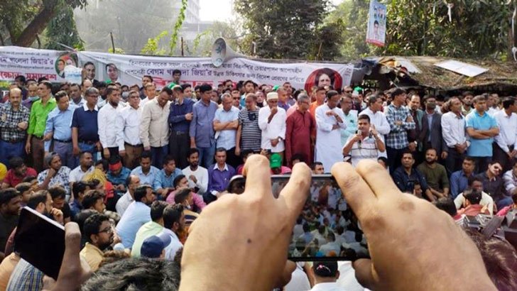 রাজধানীতে খালেদা জিয়ার মুক্তি দাবিতে যুবদলের সমাবেশ