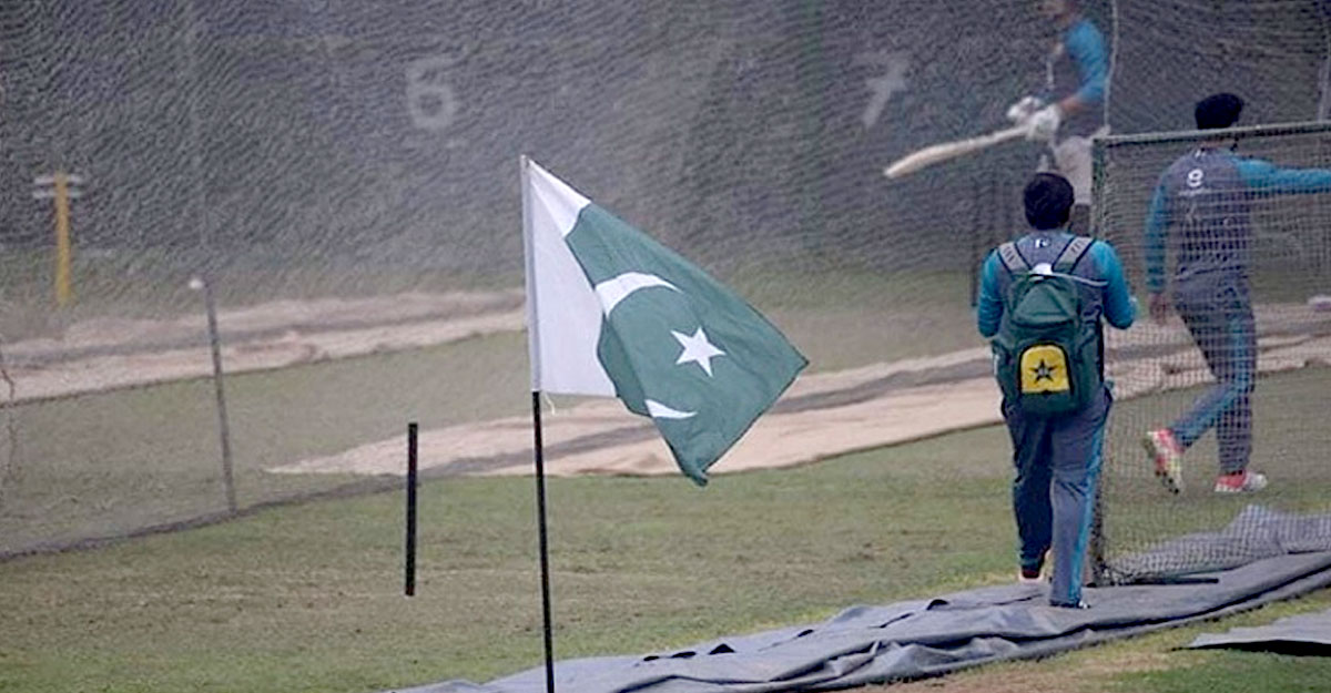 পাকিস্তান টিমের অধিনায়ক-কোচের বিরুদ্ধে মামলার আবেদন