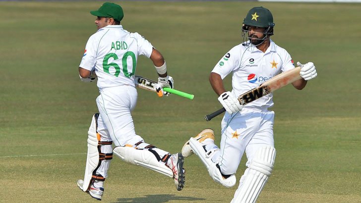 বড় ব্যবধানে পরাজয়ের মুখে বাংলাদেশ