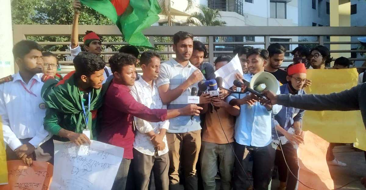 ‘সারাদেশেই হাফ ভাড়া চাই’ শিক্ষার্থীদের নতুন কর্মসূচি