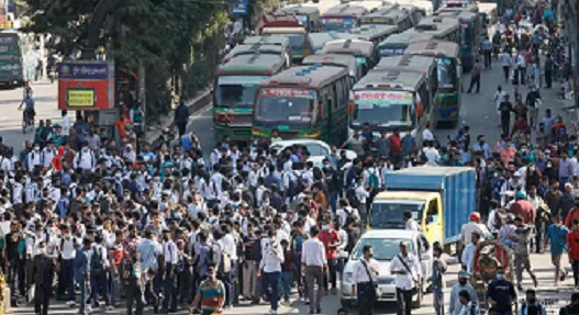 ‘উই ওয়ান্ট জাস্টিস’ প্ল্যাকার্ড হাতে আজও সড়কে শিক্ষার্থীরা