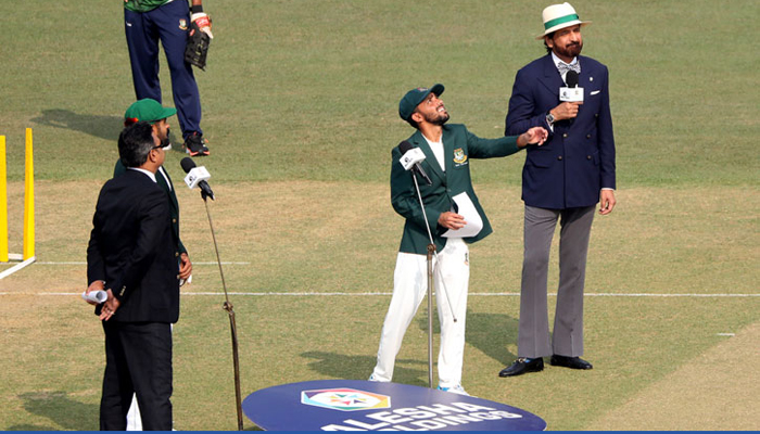 ঢাকা টেস্ট: টসে হেরে ফিল্ডিংয়ে টাইগাররা