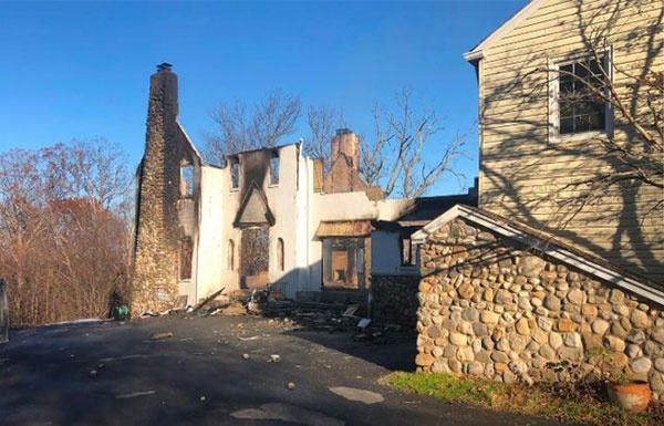 সাপ তাড়াতে গিয়ে পুড়লো ১৫ কোটি টাকার বাড়ি