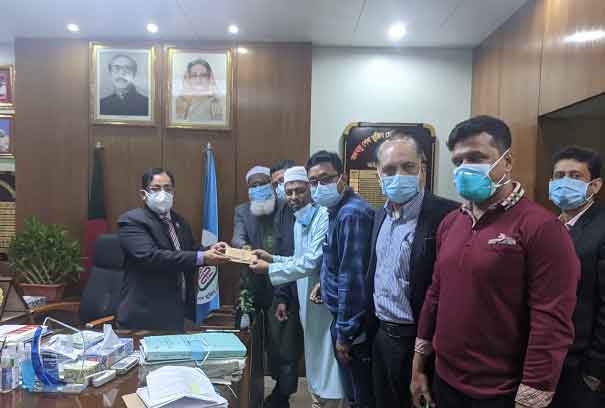 শ্রাবণ সানালের চিকিৎসায় প্রধানমন্ত্রীর অনুদানের টাকা তুলে দিলেন বিএসএমএমইউ’র উপাচার্য