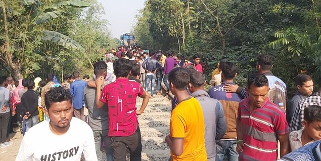 নীলফামারীতে ট্রেনে কাটা পড়ল চার জন