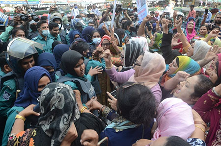 নয়াপল্টনে পুলিশের সঙ্গে মহিলা দলের ধস্তাধস্তি