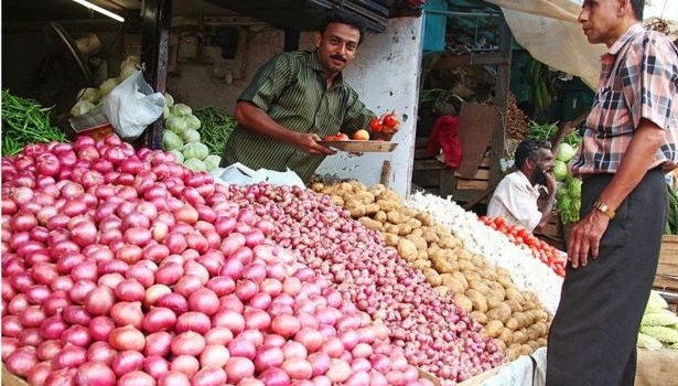 পেঁয়াজের ঝাঁজে নাকের পানি-চোখের পানি একাকার