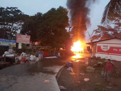 নোয়াখালীতে ওয়েল্ডিং মেশিনের আগুনে পুড়ে গেছে ৪ দোকান, আহত ৯