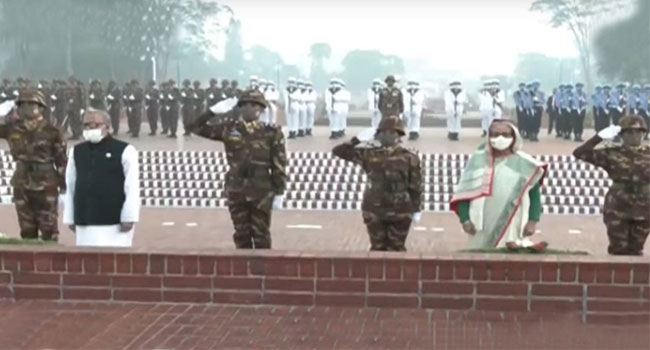 স্মৃতিসৌধে রাষ্ট্রপতি ও প্রধানমন্ত্রীর শ্রদ্ধা নিবেদন