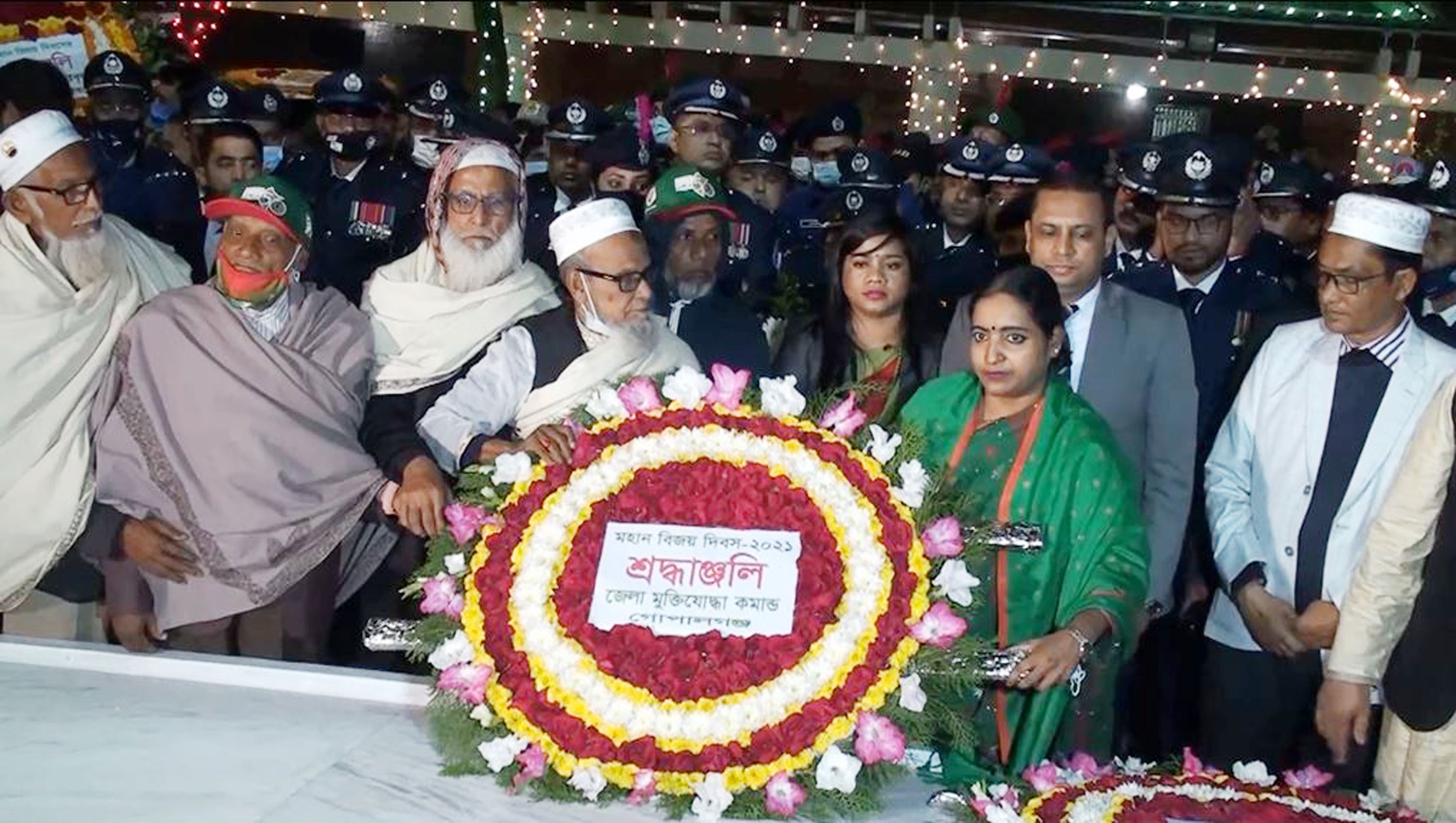 টুঙ্গিপাড়ায় স্বাধীনতার সুবর্ণ জয়ন্তীতে বঙ্গবন্ধুর সমাধিতে শ্রদ্ধা