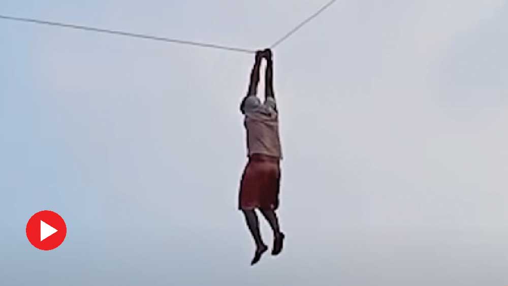 ঘুড়ির সঙ্গে উড়িয়ে নিল যুবককে, প্রাণ বাঁচাতে ৩০ ফুট উঁচু থেকে লাফ