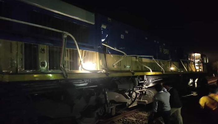 সীতাকুণ্ডে ঢাকা-চট্টগ্রাম রেল যোগাযোগ বন্ধ