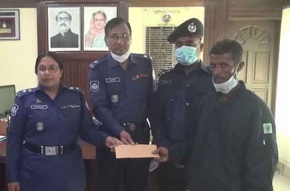 সেই মানবিক ট্রলারচালককে পুলিশের অর্থ সহায়তা প্রদান