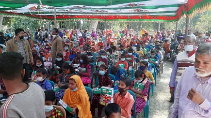 কুড়িগ্রামের চরাঞ্চলের শিক্ষার্থীদের হাতে বই তুলে দিলেন জেলা প্রশাসক