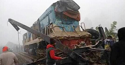 ট্রেনের সাথে ট্রাকের ধাক্কা, ৫ বগি লাইনচ্যুত