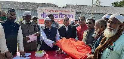 ফুলবাড়ীয়ায় বীর মুক্তিযোদ্ধাদের মধ্যে কম্বল বিতরণ