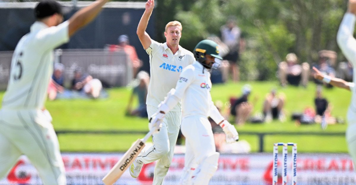 ইনিংস ব্যবধানে হার এড়াতে লড়ছে বাংলাদেশ