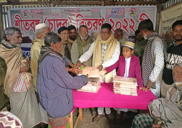 পার্শ্বডাঙ্গা ভাটোপাড়া চাকুরীজীবি ফোরামের উদ্যোগে শীতবস্ত্র বিতরণ