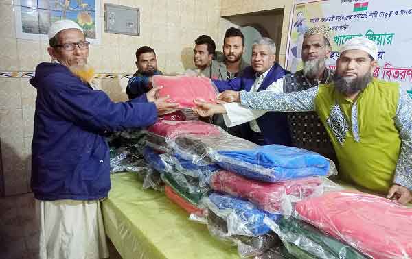 মোড়েলগঞ্জে তাঁতীদলের শীতবস্ত্র বিতরণ