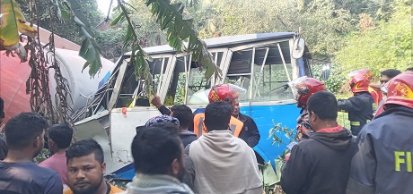 গজারিয়ায় বাস ও সিমেন্ট ক্যারিয়া সংঘর্ষে নিহত ১, আহত ১১