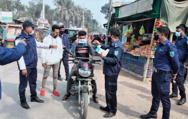হাতীবান্ধায় মাস্ক পরা নিশ্চিত করতে আবারও মাঠে পুলিশ