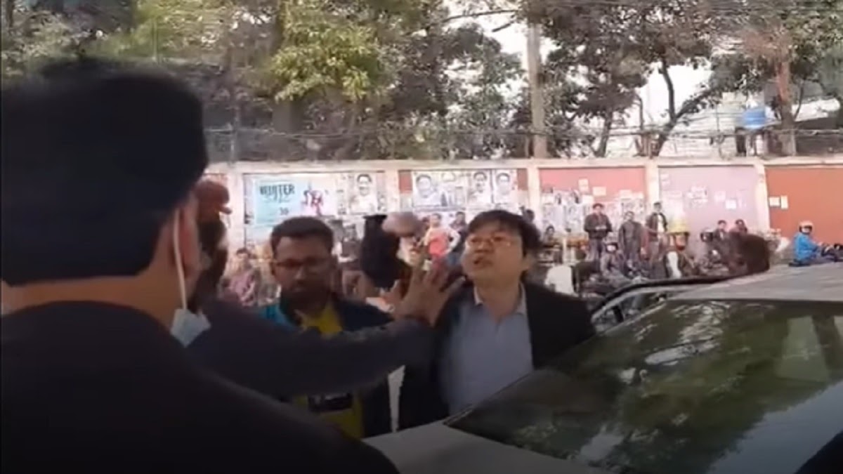 ট্রাফিক পুলিশকে কেন টাকা ছুড়লেন বিদেশি?