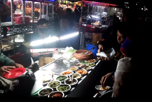 পিঠা বিক্রি করে সংসারের চাকা ঘোরাচ্ছেন যারা